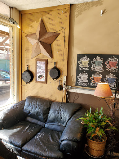 Restaurant «The Pineapple Tea Room & Coffee Shoppe», reviews and photos, 604 Colwyn St, Cumberland Gap, TN 37724, USA