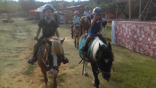 Le Poney Rouge à Villes-sur-Auzon