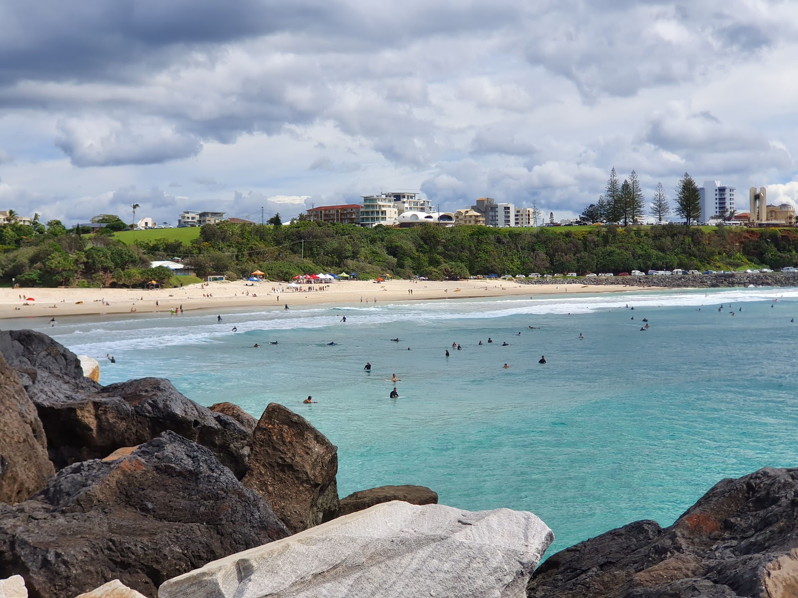 Photo de Duranbah Beach entouré de montagnes