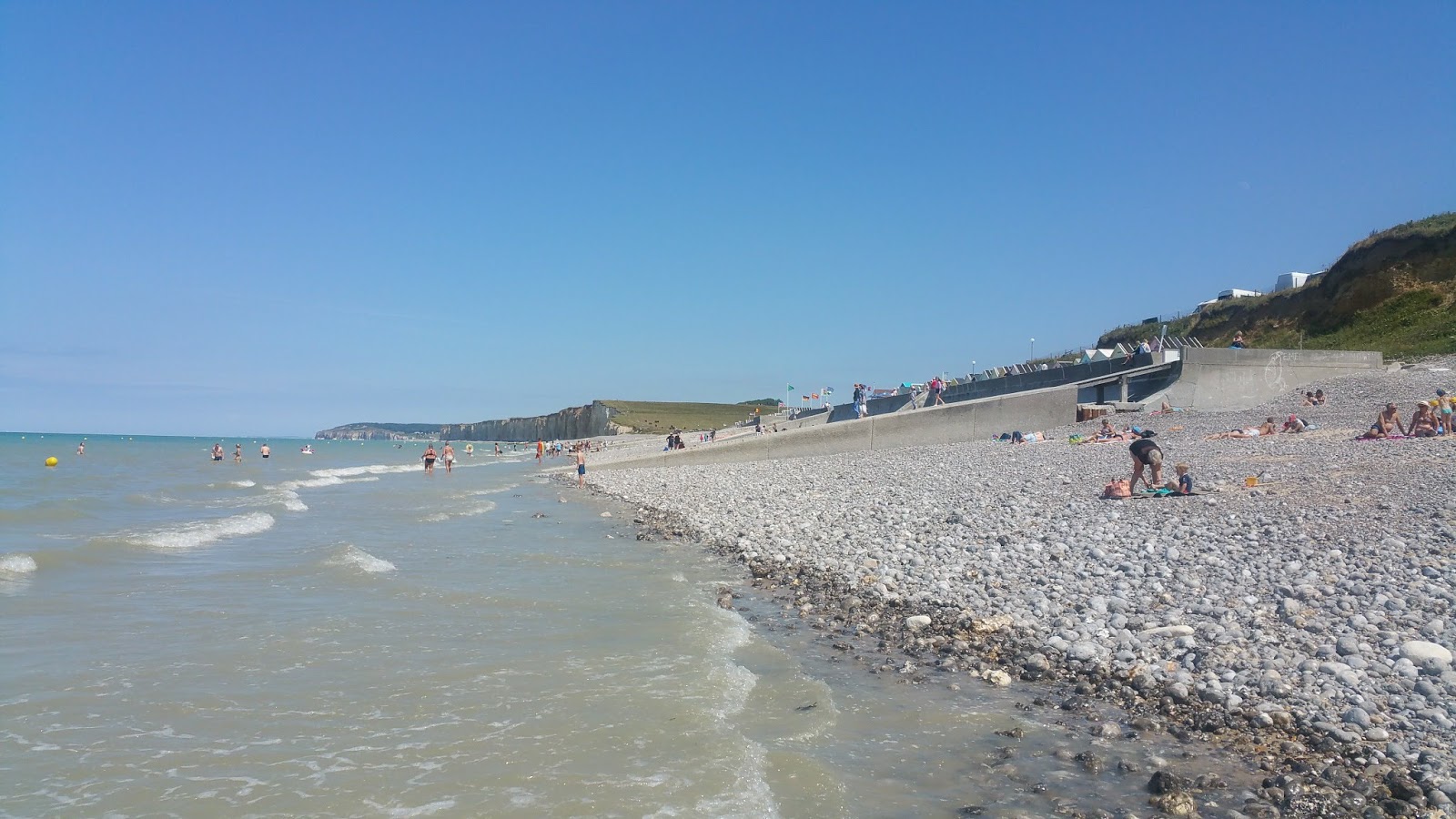Photo de Plage de St Aubin sur Mer avec rivage droit, long