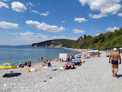 Fotografie cu Sunrise beach înconjurat de munți