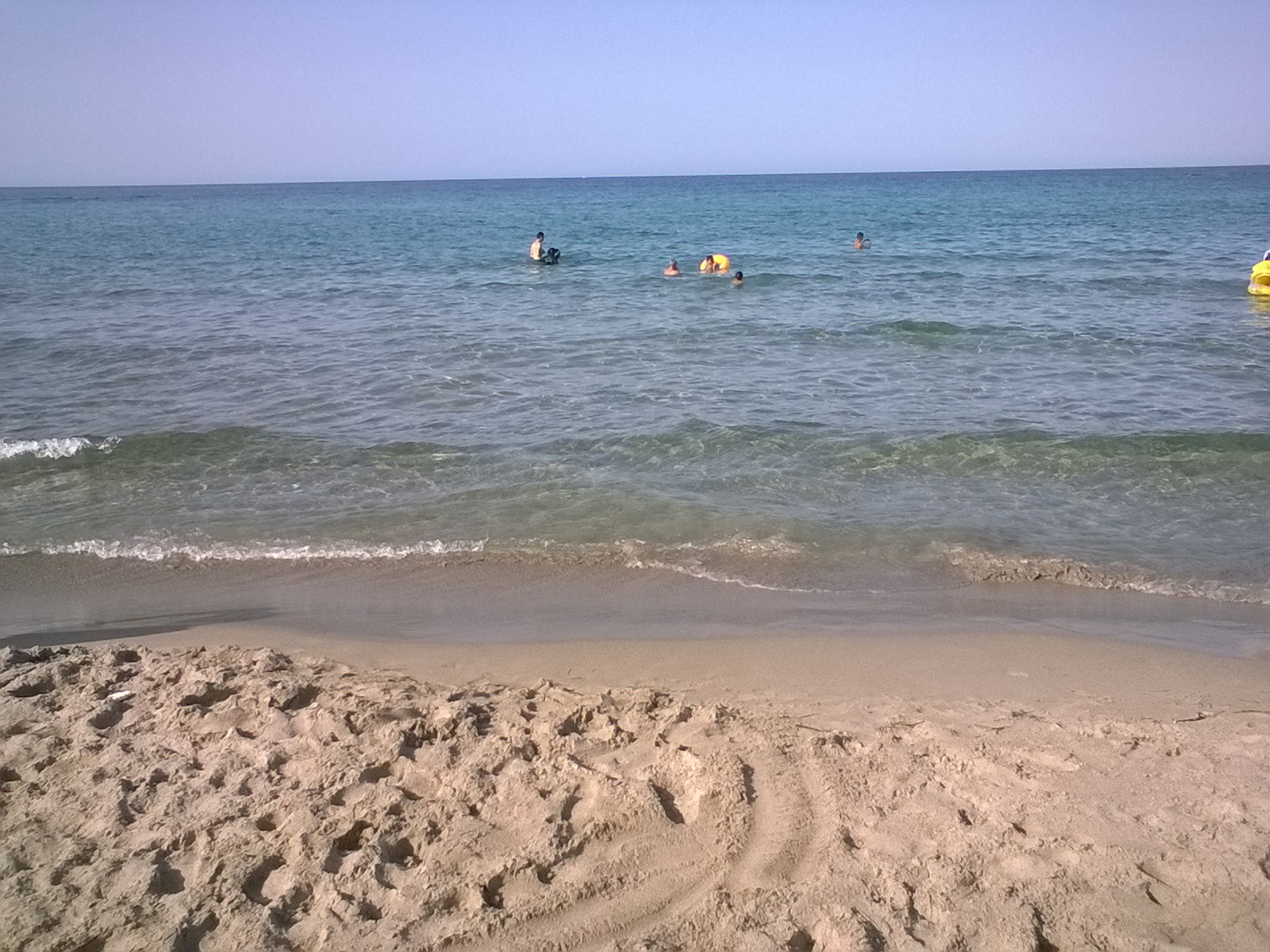 Fotografie cu Dar Allouche Beach cu o suprafață de apa pură turcoaz