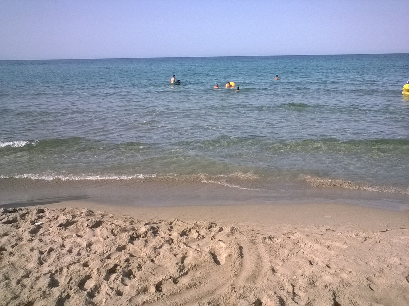 Photo de Dar Allouche Beach avec rivage droit, long