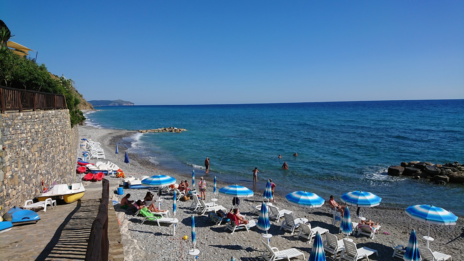 Photo of La Marée hotel beach with brown pebble surface