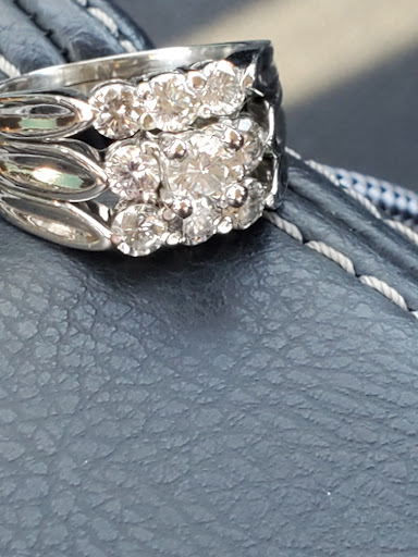 Jewelry Store «Helzberg Diamonds», reviews and photos, 6557 Grand Ave #200, Gurnee, IL 60031, USA