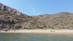 Foto von Loretzaina beach von Klippen umgeben