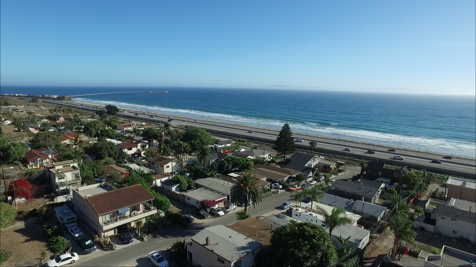 Foto von La Conchita Beach von Klippen umgeben