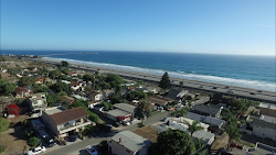 Foto von La Conchita Beach von Klippen umgeben