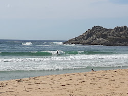 Praia do Castro de Barona'in fotoğrafı geniş bir kıyı şeridi ile birlikte