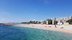 Kupaliste Znjan Beach'in fotoğrafı geniş bir kıyı şeridi ile birlikte