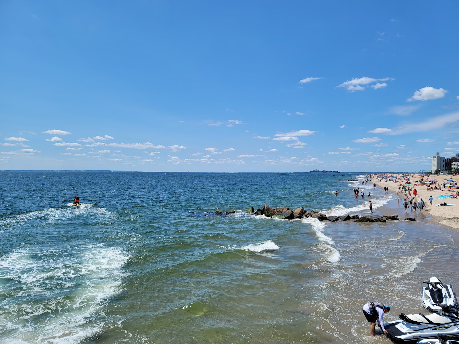 Coney Island Beach的照片 带有明亮的沙子表面