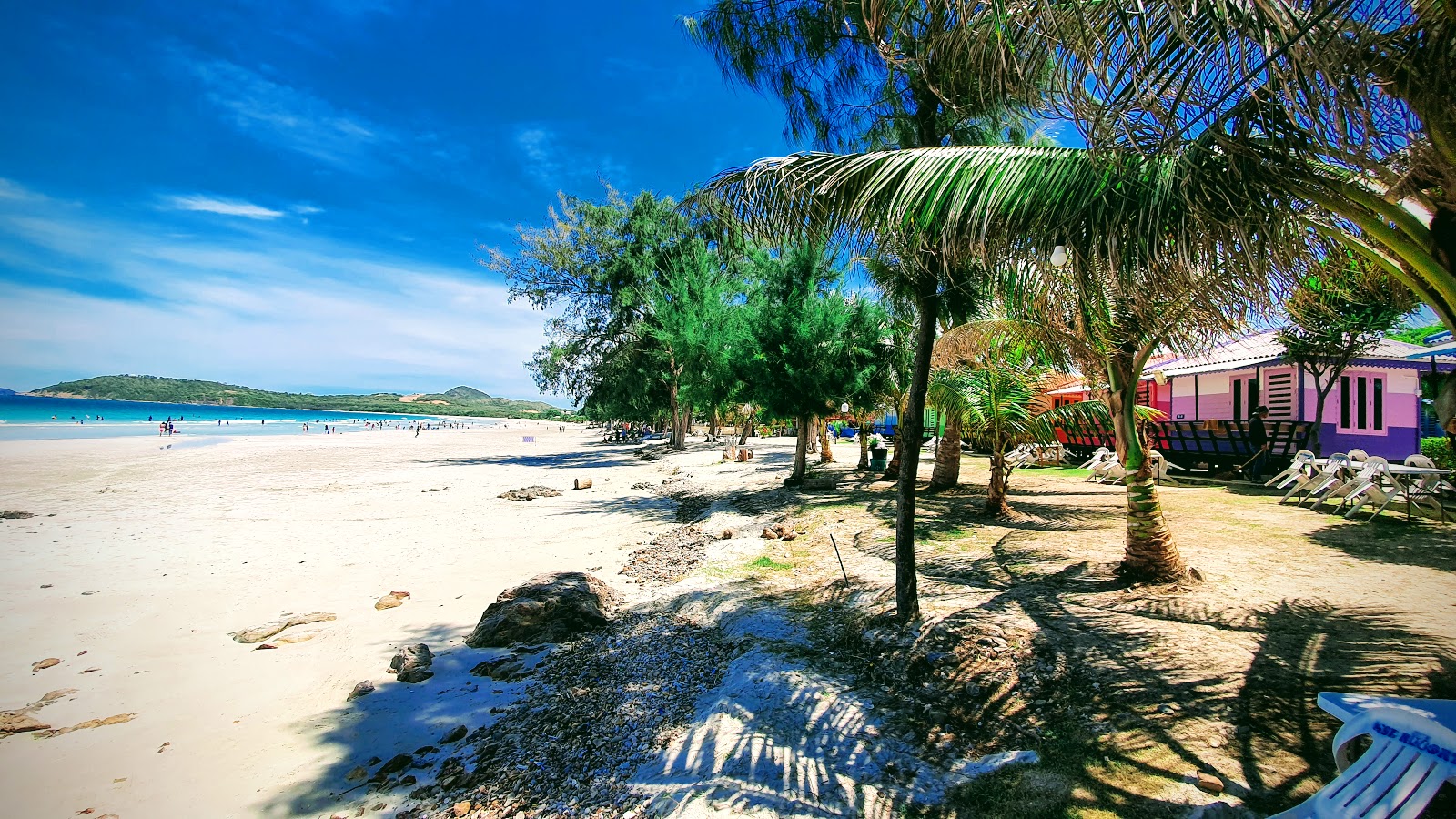 Nam Sai Beach的照片 带有碧绿色纯水表面