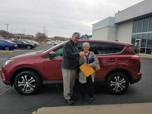 Toyota Dealer «Toyota of Louisville on Dixie Highway», reviews and photos, 6514 Dixie Hwy, Louisville, KY 40258, USA