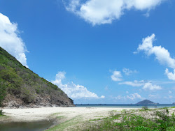 Lo Voi Beach'in fotoğrafı uçurumlarla desteklenmiş