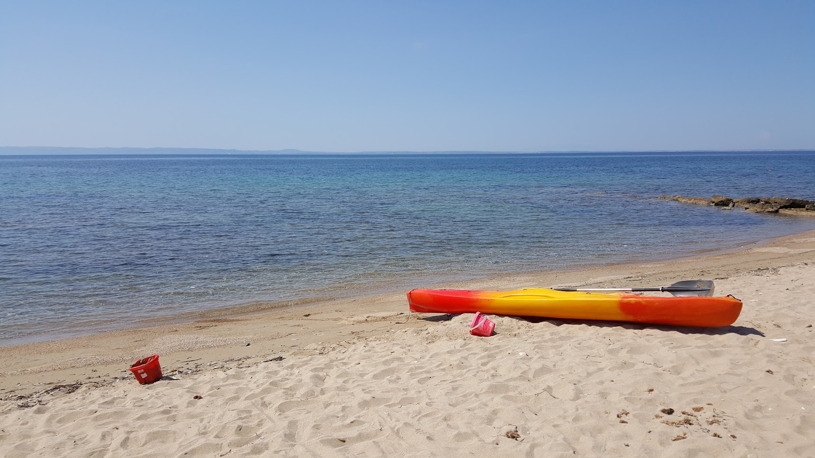 Monopetro beach'in fotoğrafı biraz temiz temizlik seviyesi ile