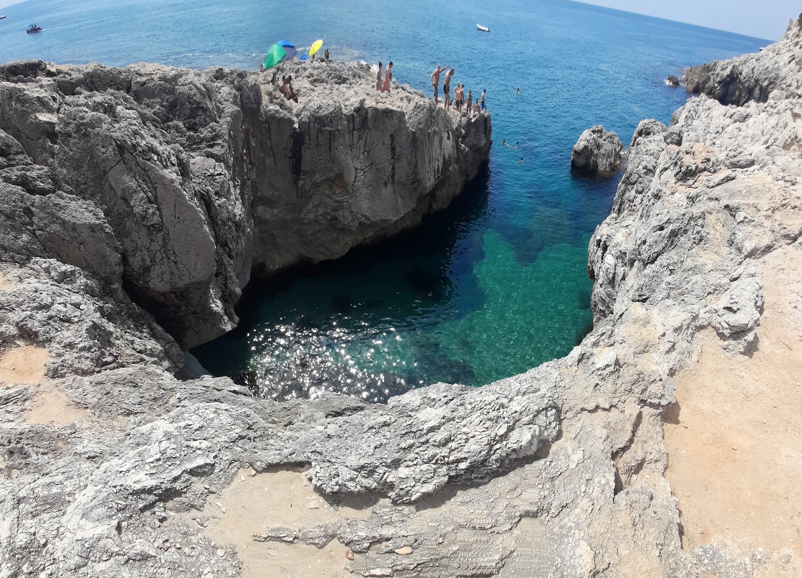 Batterie di Punta Rossa的照片 带有蓝色纯水表面
