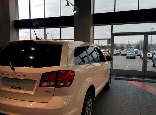 Jeep Dealer «Golling Chrysler Dodge Jeep Ram», reviews and photos, 2405 S Telegraph Rd, Bloomfield Hills, MI 48302, USA