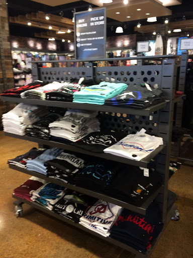 Clothing Store «Tillys», reviews and photos, 343 N Alafaya Trail, Orlando, FL 32828, USA