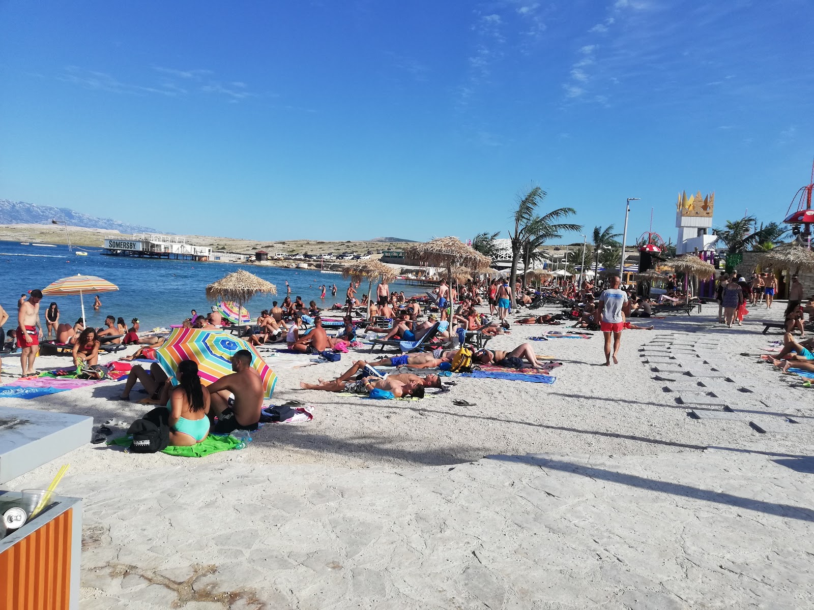 Zrce beach'in fotoğrafı - rahatlamayı sevenler arasında popüler bir yer
