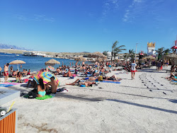 Zrce beach'in fotoğrafı - rahatlamayı sevenler arasında popüler bir yer