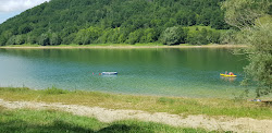 Photo de Mondely Lake Beach protégé par des falaises