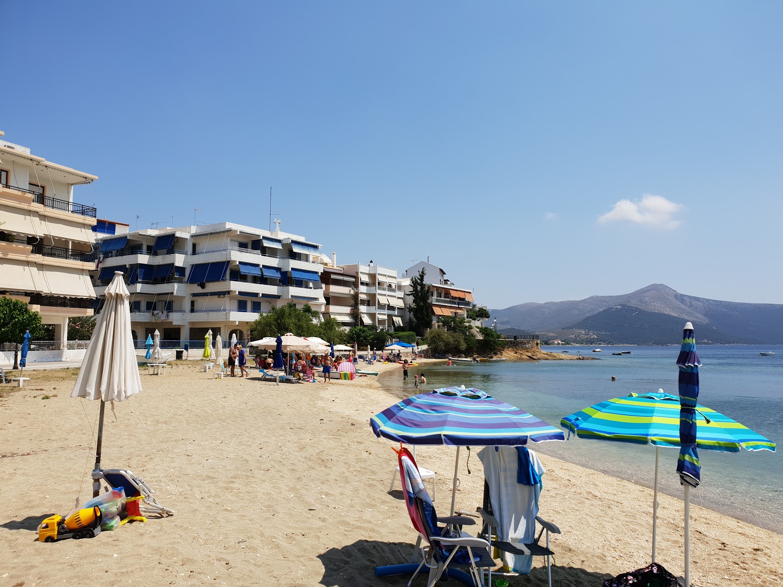 Foto de Kefala beach - lugar popular entre os apreciadores de relaxamento