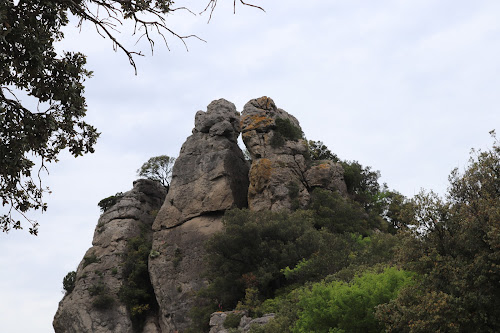 Le rocher des Vierges à Saint-Saturnin-de-Lucian