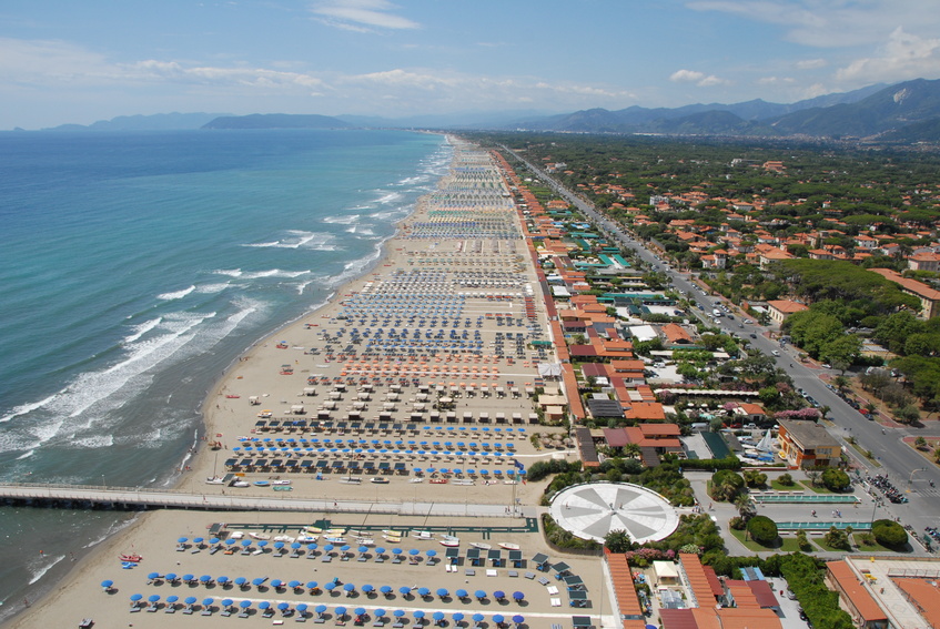 Foto von Spiaggia del Tonfano und die siedlung