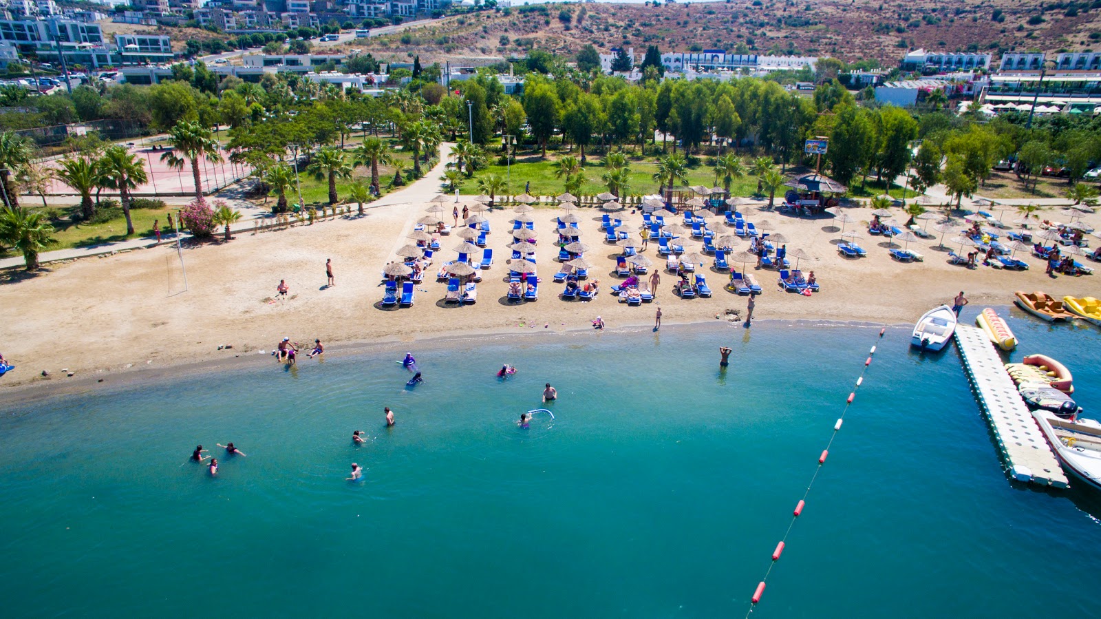 Foto von Belediye beach mit brauner sand Oberfläche