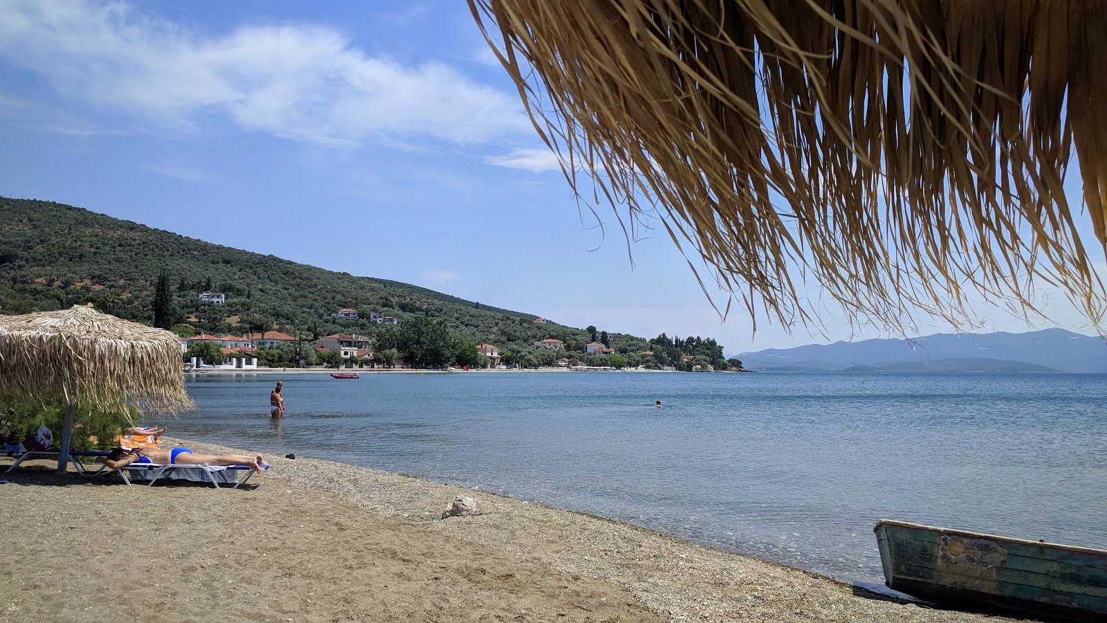 Photo de Kalamos beach avec baie longue