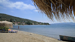 Photo de Kalamos beach avec baie longue