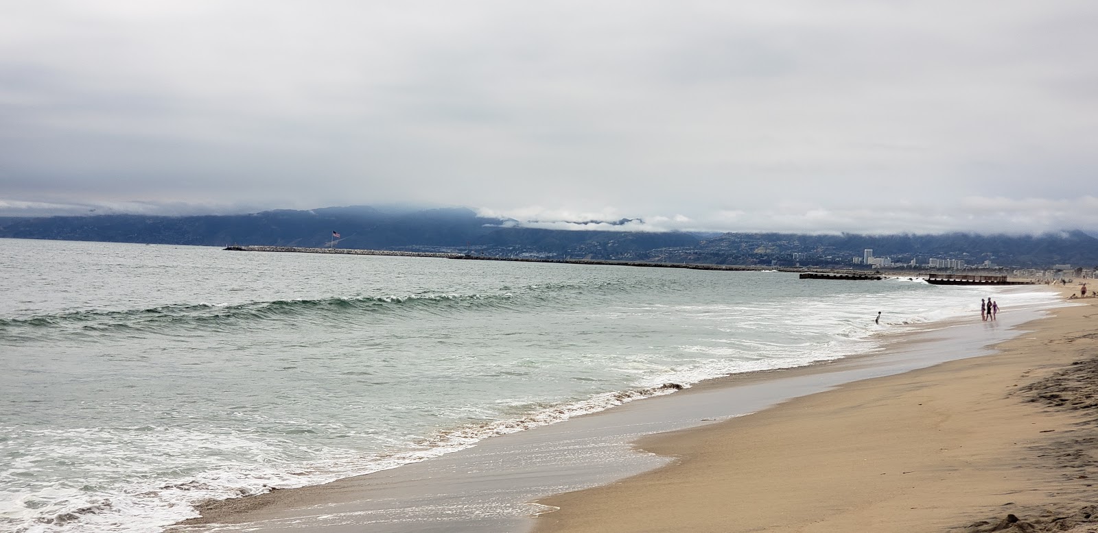 Φωτογραφία του Playa Del Rey Beach με φωτεινή άμμος επιφάνεια