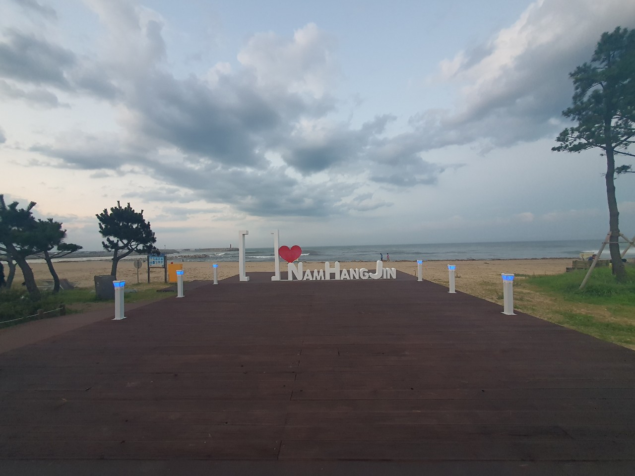 Foto von Namhangjin Beach und die siedlung