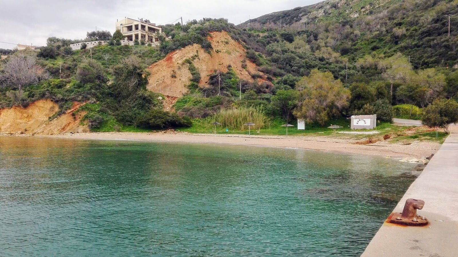 Kalami beach的照片 带有碧绿色纯水表面