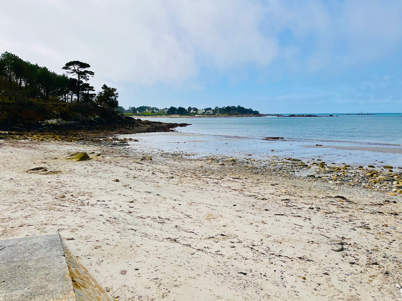 Plage du Porzou'in fotoğrafı düz bir kıyı şeridi ile birlikte