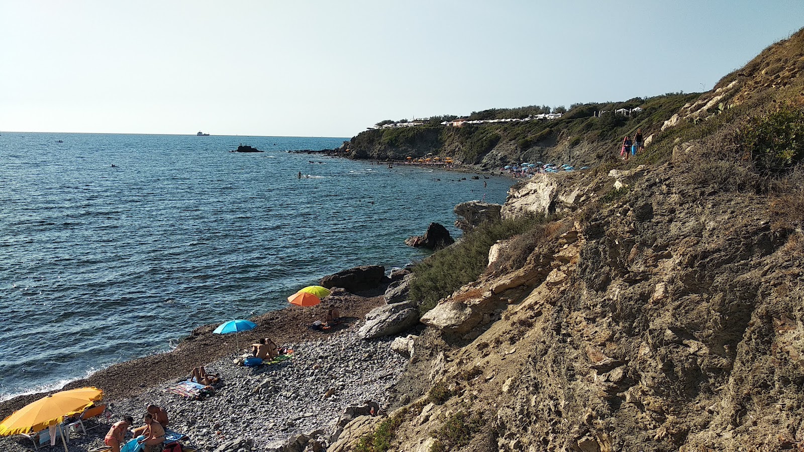 Spiaggia La Ginestra'in fotoğrafı geniş bir kıyı şeridi ile birlikte