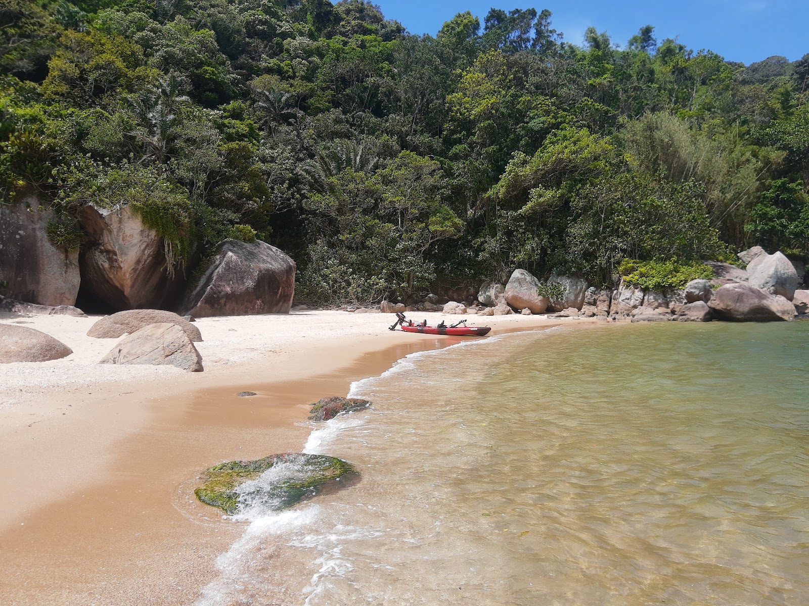 Photo de Praia de Fora - Guaruja avec un rivage droit