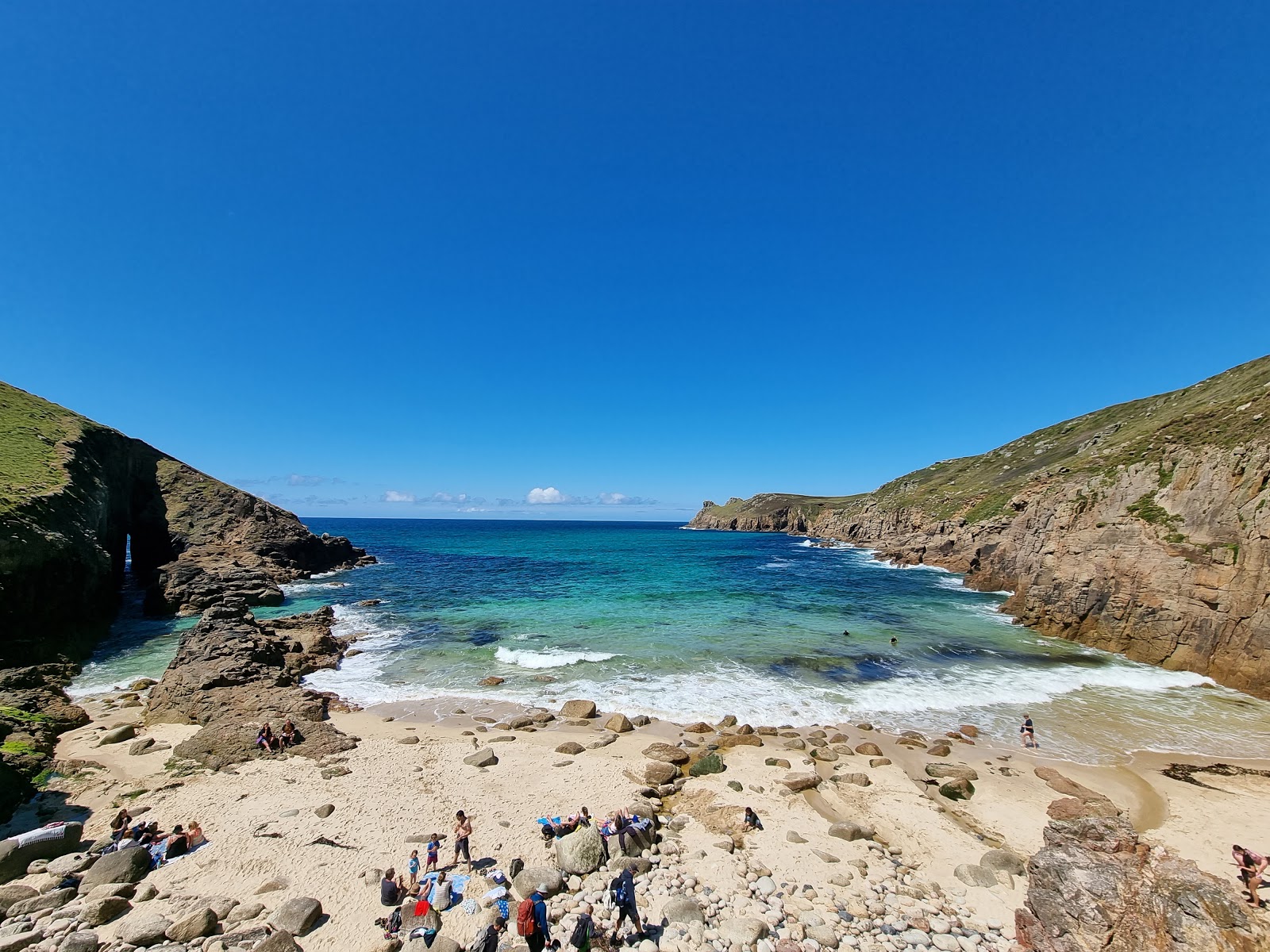 Foto von Nanjizal beach mit beiger sand & steine Oberfläche