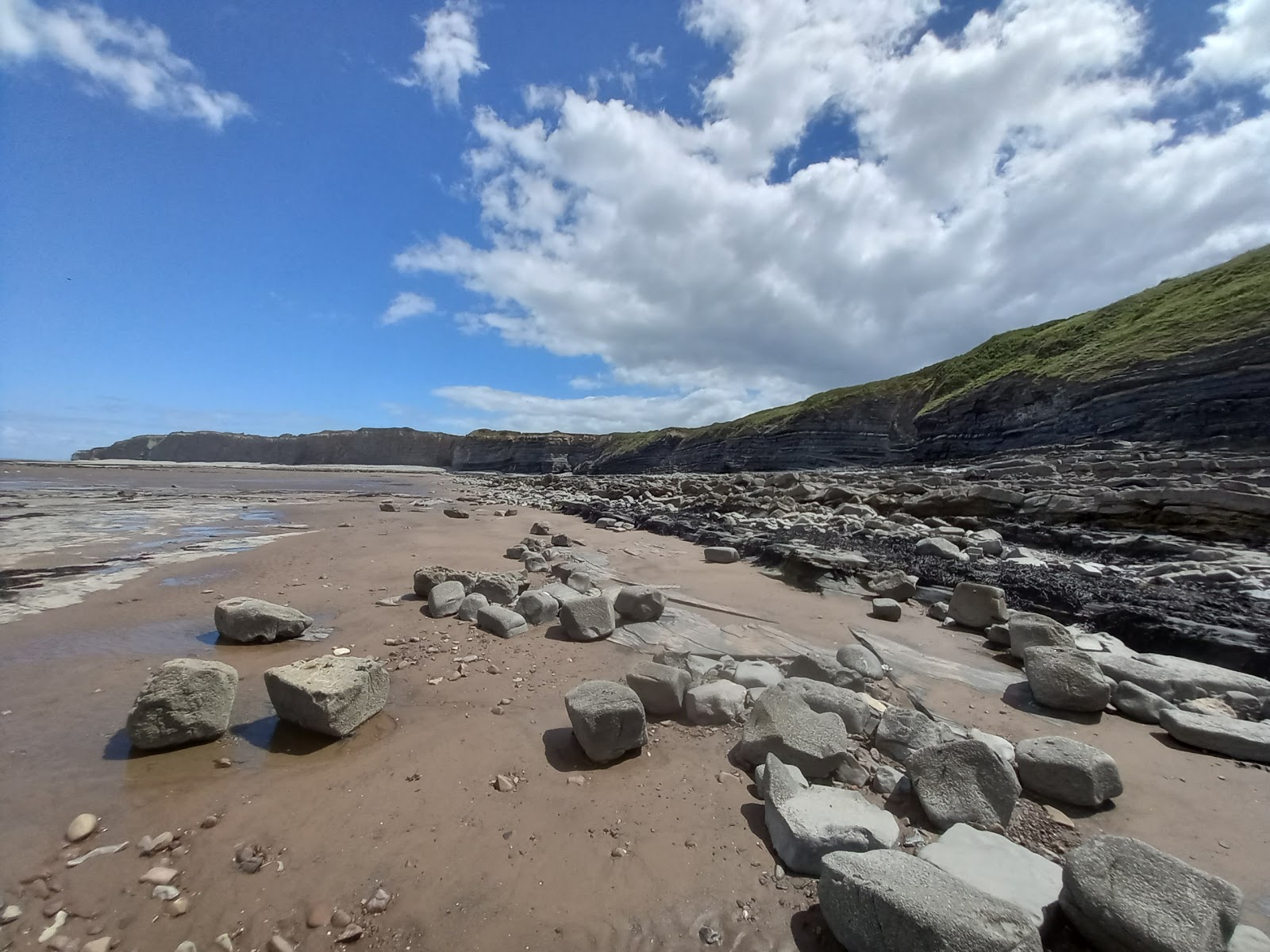 Foto van Kilve Strand met hoog niveau van netheid