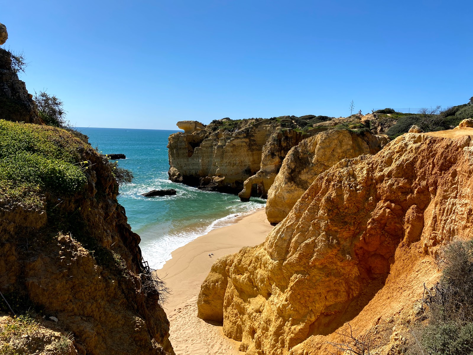 Foto von Praia dos Piratas mit beiger sand Oberfläche
