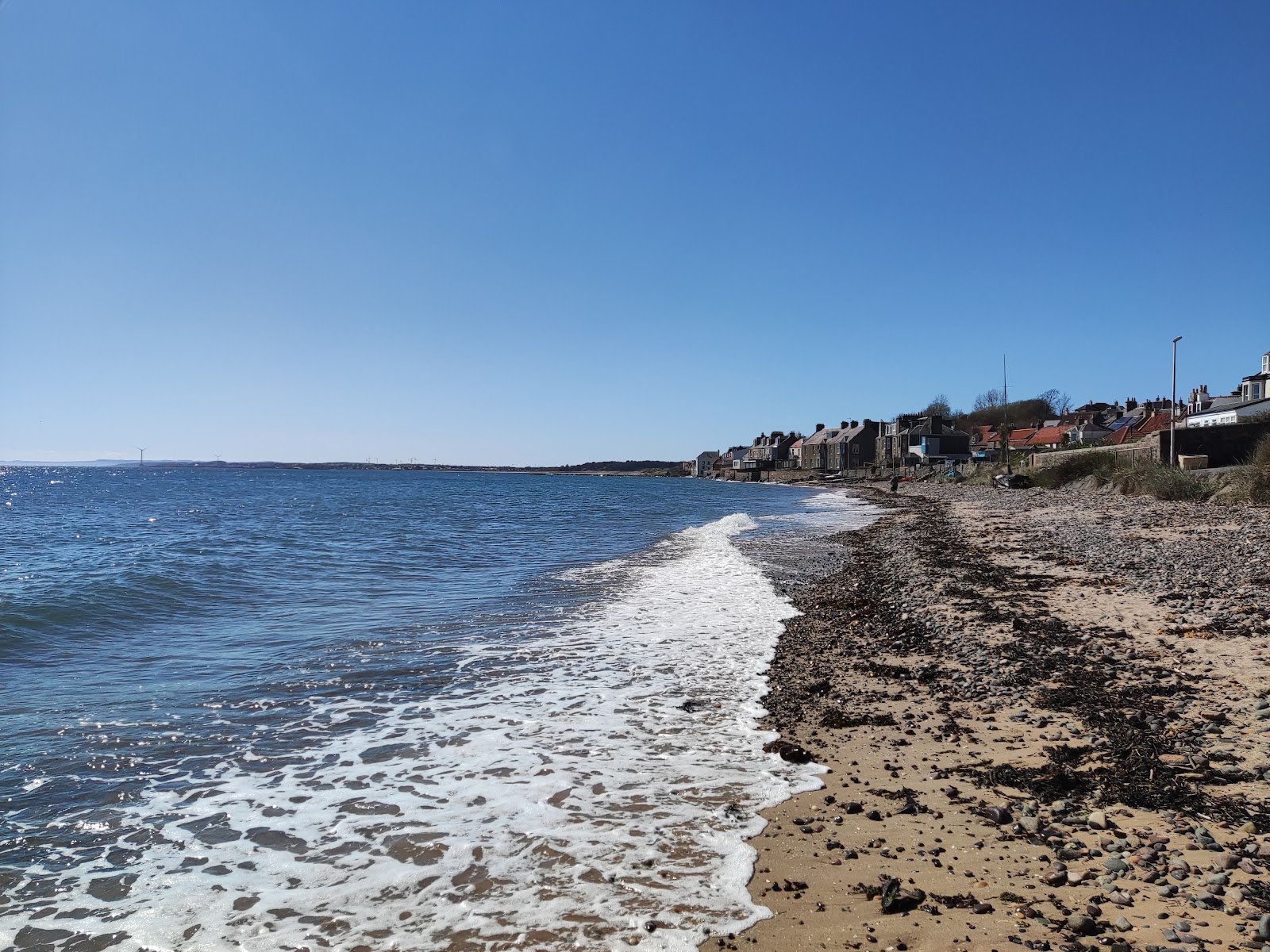 Valokuva Lower Largo Beachista. pinnalla turkoosi puhdas vesi:n kanssa