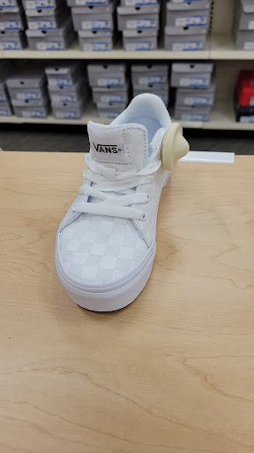 Shoe Store «Famous Footwear», reviews and photos, 2800 Campus Pkwy, Riverside, CA 92507, USA