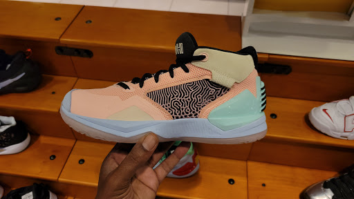 Sporting Goods Store «Champs Sports», reviews and photos, 1189 Glendale Galleria, Glendale, CA 91210, USA