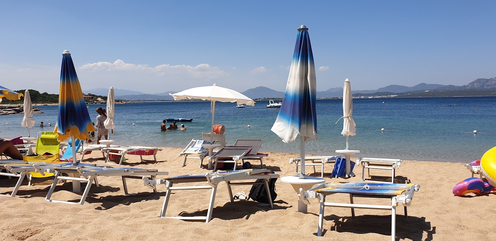 Foto van Spiaggia Su Sarrale met turquoise puur water oppervlakte