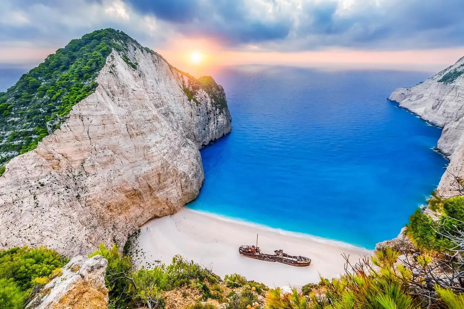 Fotografie cu Plaja Navagio (Naufragiatul) cu o suprafață de pietricel alb fin