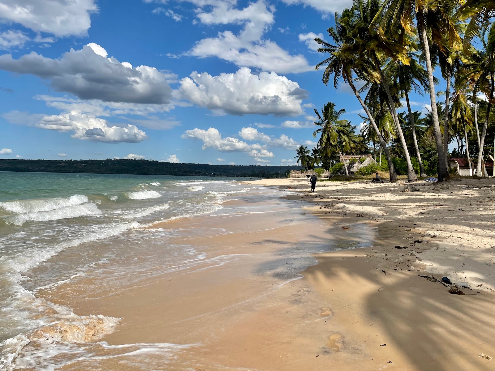 Fotografija Ngande Coco Beach z svetel pesek površino