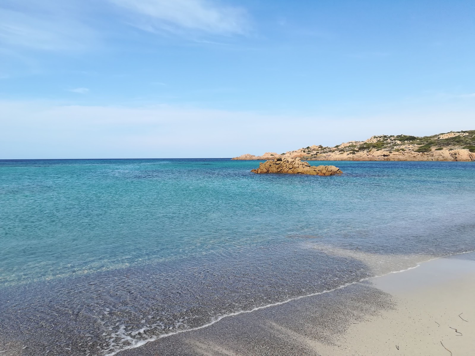 Zdjęcie Cala Stagnolu poparte klifami