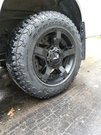 Tire Shop «Discount Tire Store - Howell, MI», reviews and photos, 3480 E Grand River Ave, Howell, MI 48843, USA