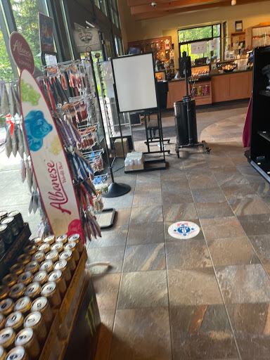Liquor Store «Snoqualmie Tobacco & Liquor Company», reviews and photos, 37500 SE North Bend Way, Snoqualmie, WA 98065, USA