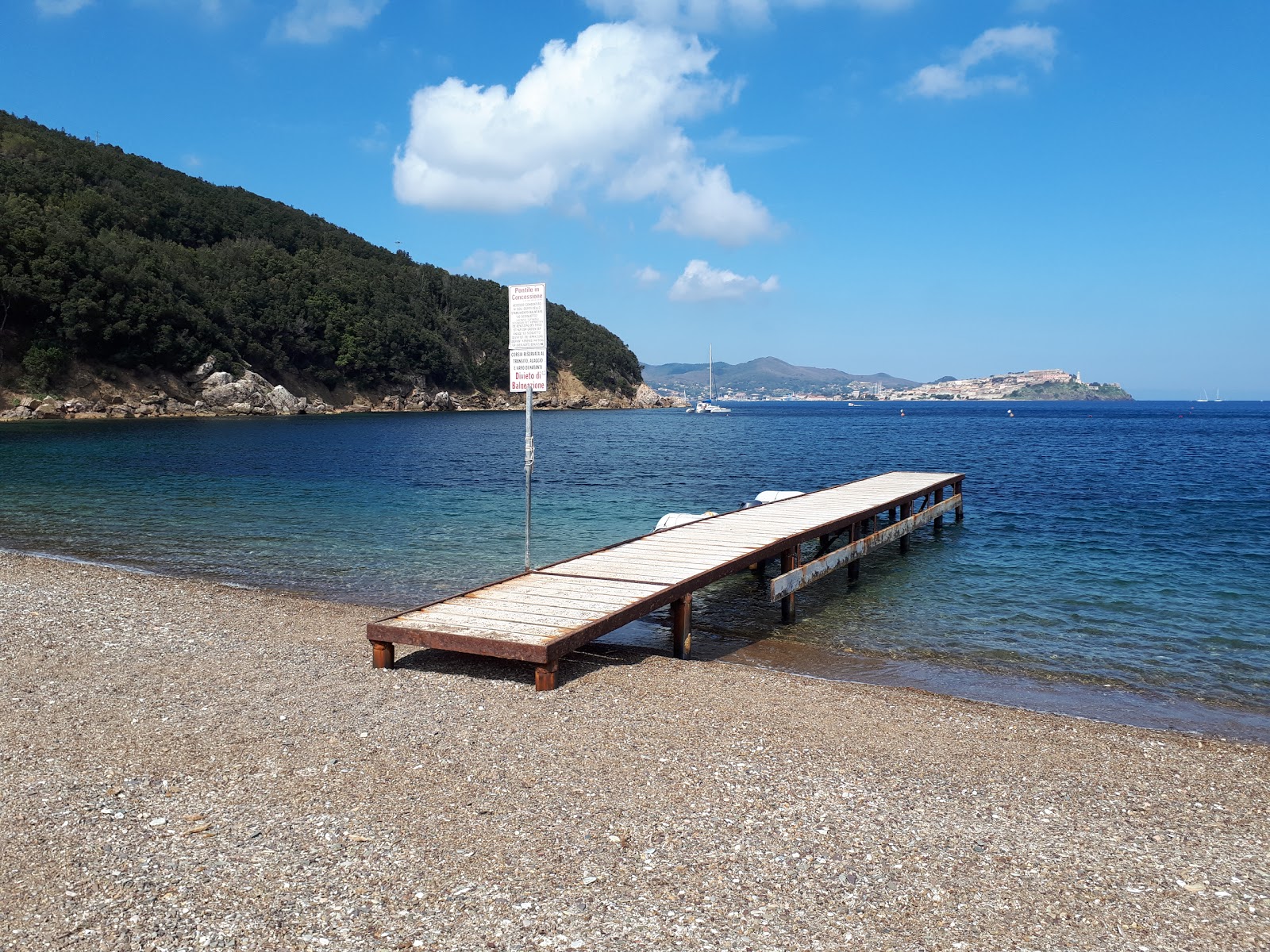 Fotografie cu Bagnaia beach cu nivelul de curățenie înalt